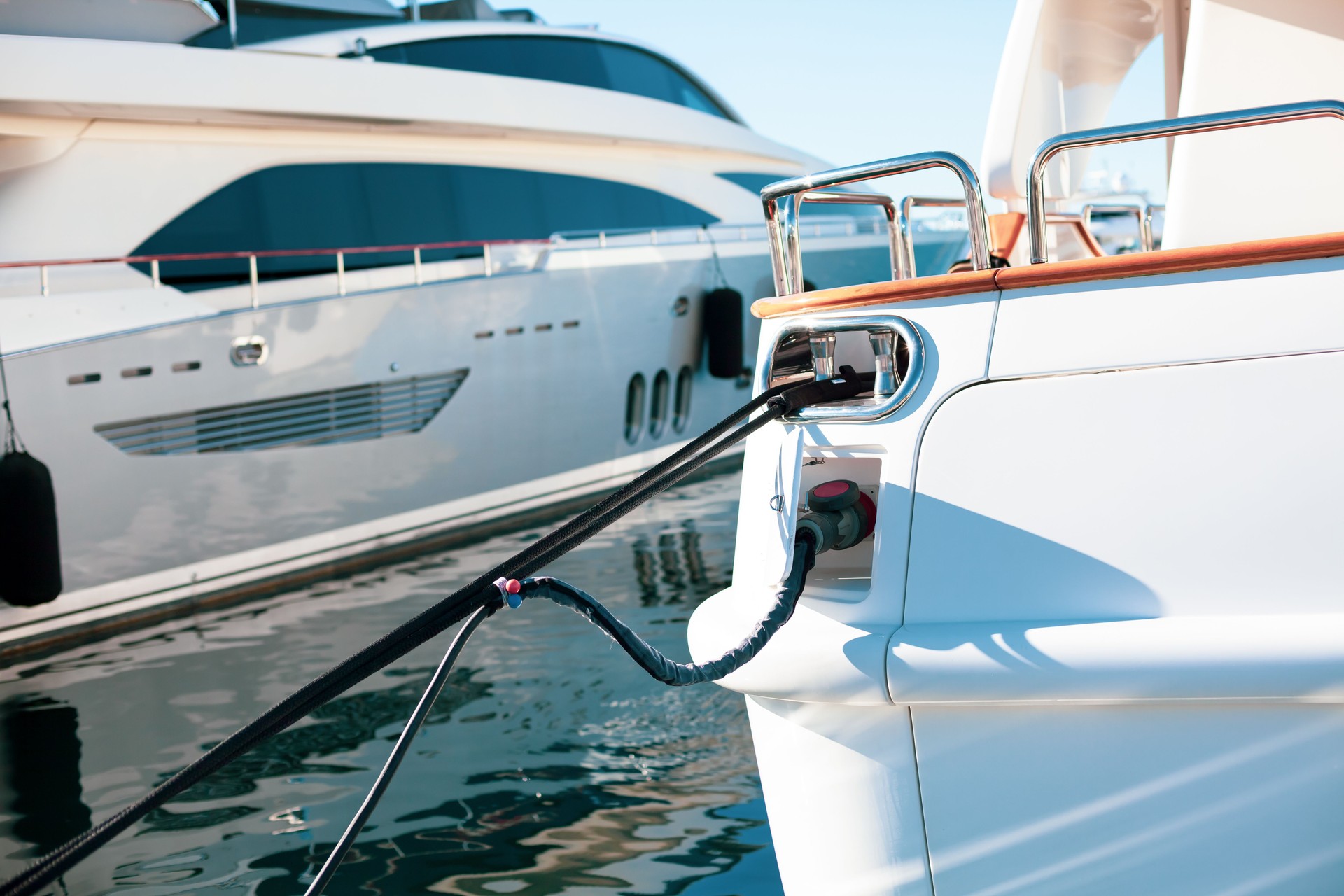 Yates de lujo en Marina de Cannes