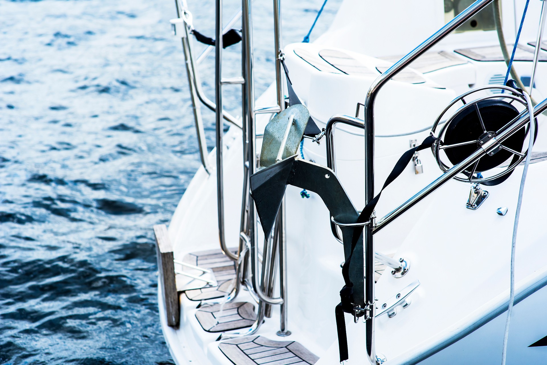 Yate. Yachting. Detalle de Cabal y yate de cuerda.