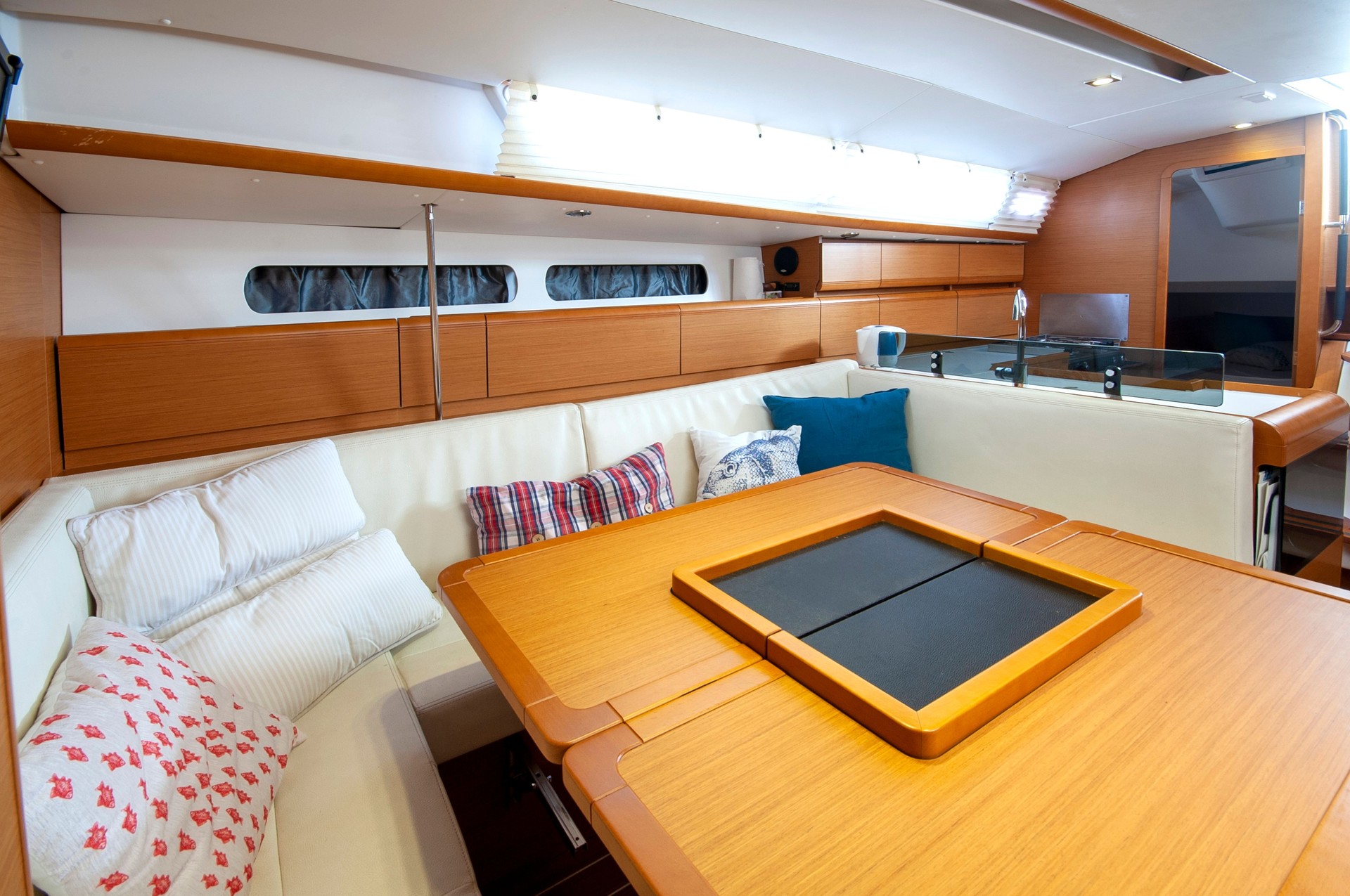Interior del velero/yate, camarote del yate