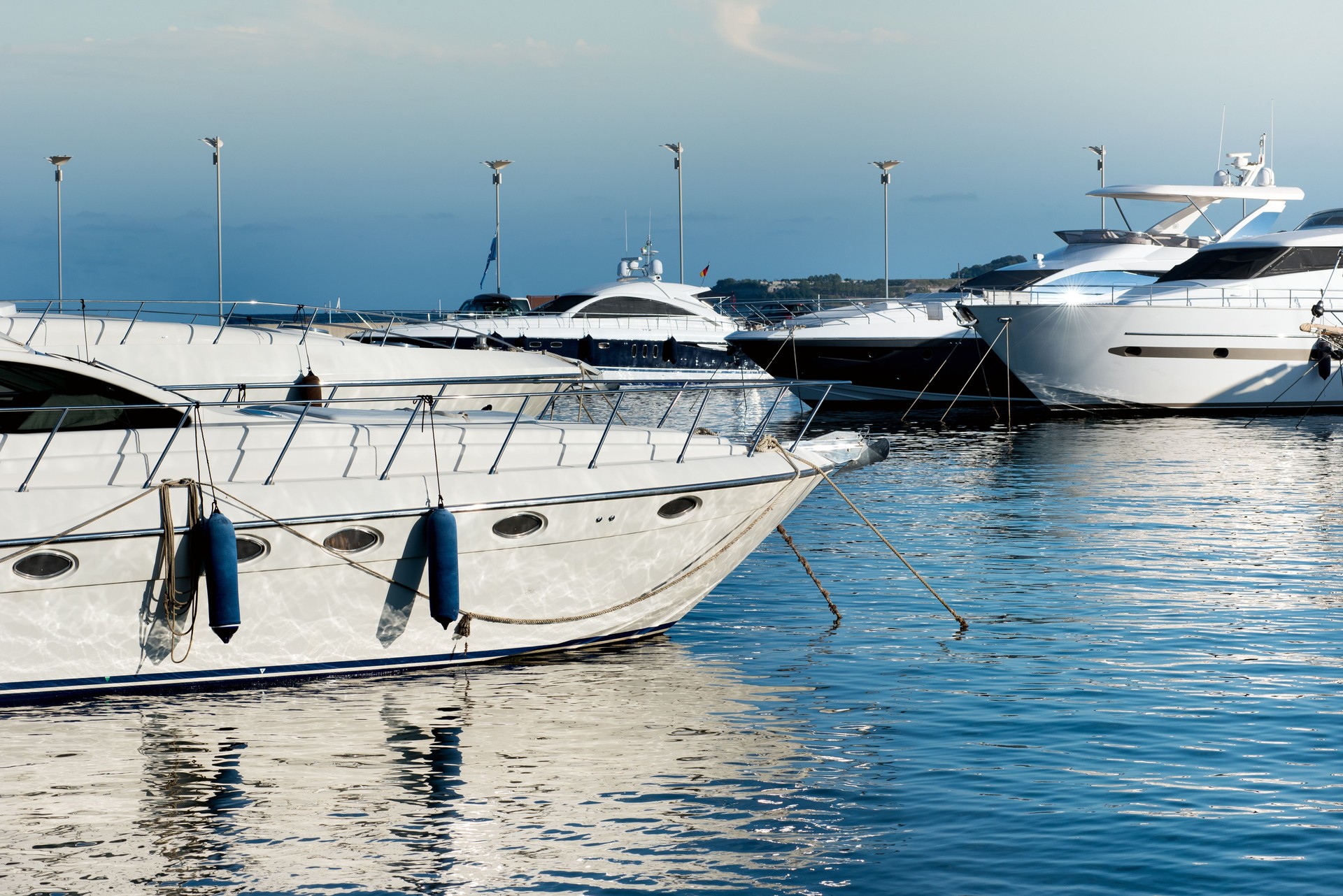 Lanchas a motor de lujo o yates amarrados en un puerto deportivo