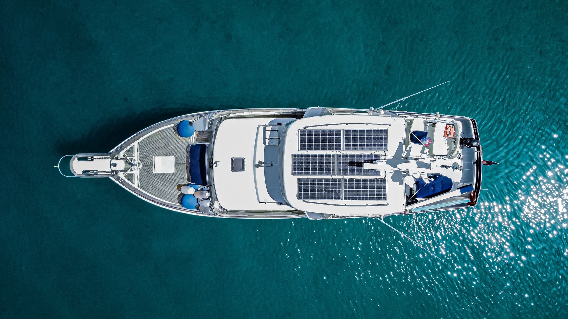 Yate con paneles solares en aguas azules y cristalinas