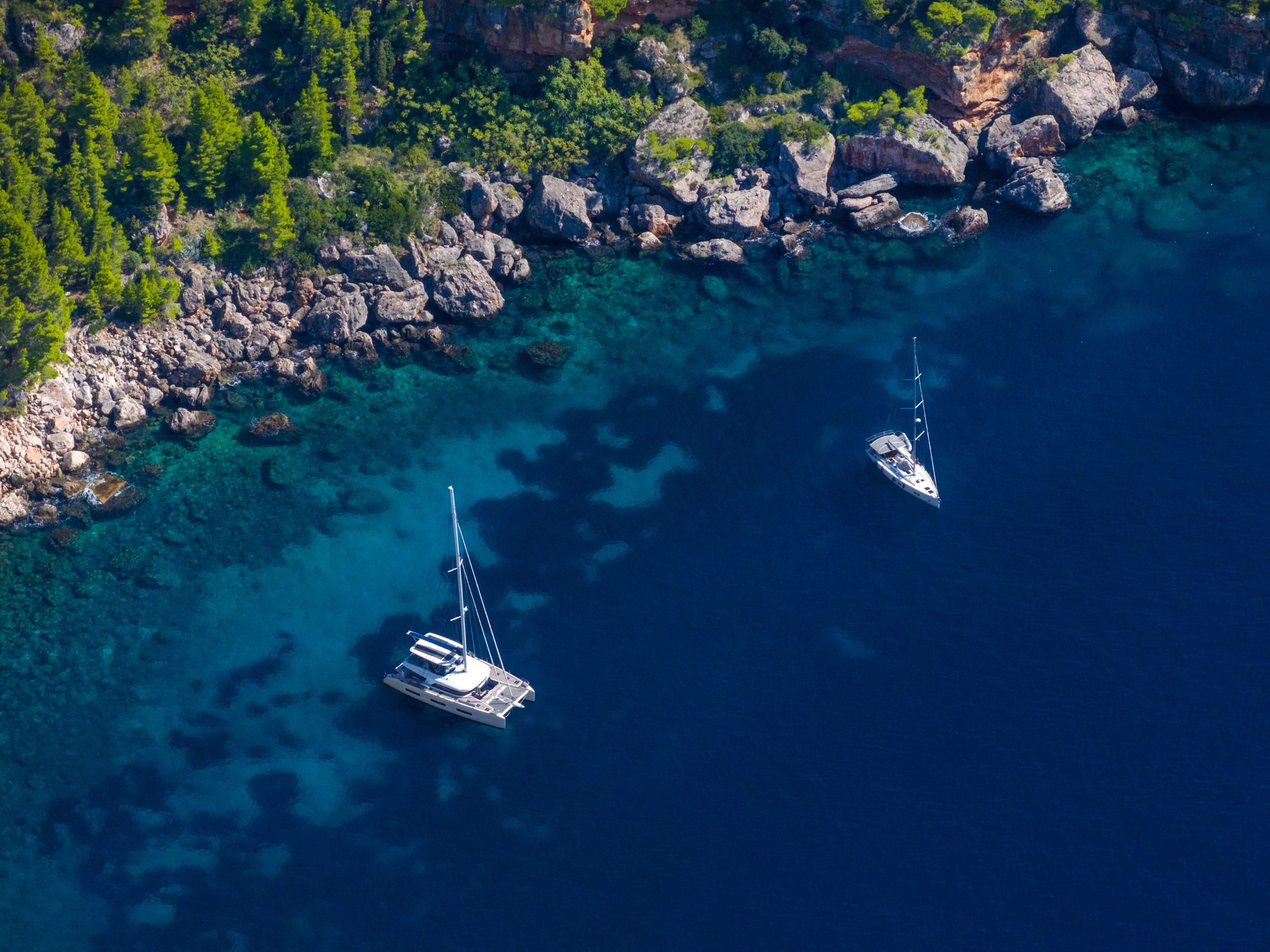 AERIAL: Dos veleros de lujo están anclados en el impresionante mar turquesa.